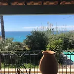 Confortable En Bord De Avec Piscine Villa