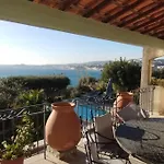 Confortable En Bord De Avec Piscine Villa