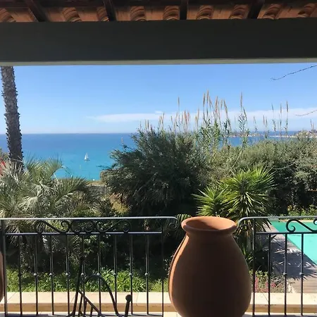 Confortable En Bord De Avec Piscine Villa