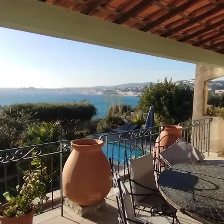 Confortable En Bord De Avec Piscine Villa