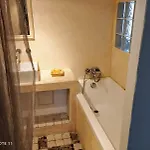 Confortable En Bord De Avec Piscine Villa