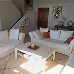 Confortable En Bord De Avec Piscine Villa